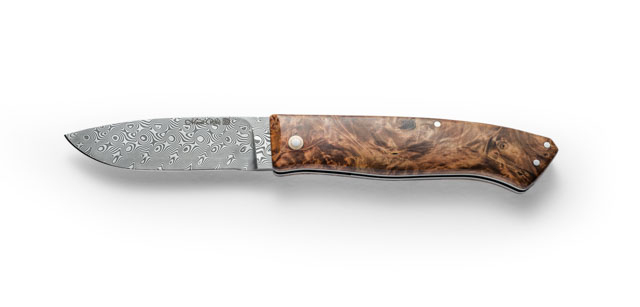 Slip Joint Messer SL5
Klinge: 160 Lagen Damast rostfrei
Griff: Vollbeschalt. Maserbirke stabilisiert